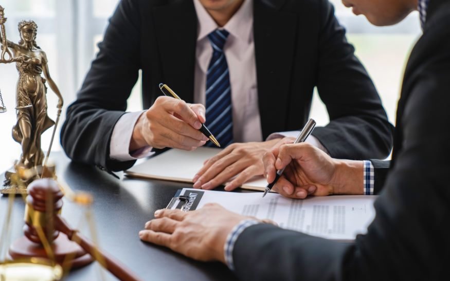 Abogados revisando un contrato durante una asesoría