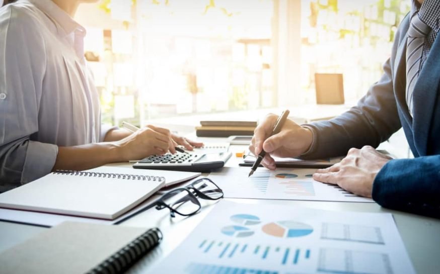 Contadora pública revisando estados financieros